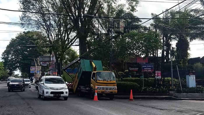 Pemkab Jembrana memperbaiki 49 titik lampu penerangan jalan umum (PJU) yang rusak. Dari total 3.000 titik, 1.700 di antaranya rusak.