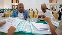 Dua jamaah calon haji menjalani pemeriksaan berkas.