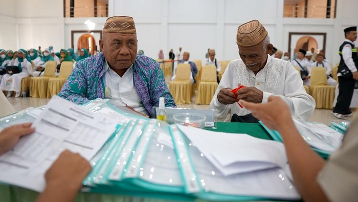 Jamaah calon haji tiba di asrama haji Kota Gorontalo, Gorontalo, Sabtu (10/6/2023). Sebanyak 367 jamaah calon haji asal Kota Gorontalo yang masuk dalam kelompok terbang (kloter) 26 mulai masuk ke asrama haji sebelum berangkat ke Tanah Suci, Mekah. ANTARA FOTO/Adiwinata Solihin/rwa.