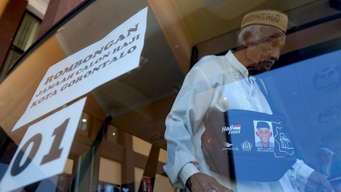 Jamaah calon haji tiba di asrama haji Kota Gorontalo, Gorontalo, Sabtu (10/6/2023). Sebanyak 367 jamaah calon haji asal Kota Gorontalo yang masuk dalam kelompok terbang (kloter) 26 mulai masuk ke asrama haji sebelum berangkat ke Tanah Suci, Mekah. ANTARA FOTO/Adiwinata Solihin/rwa.