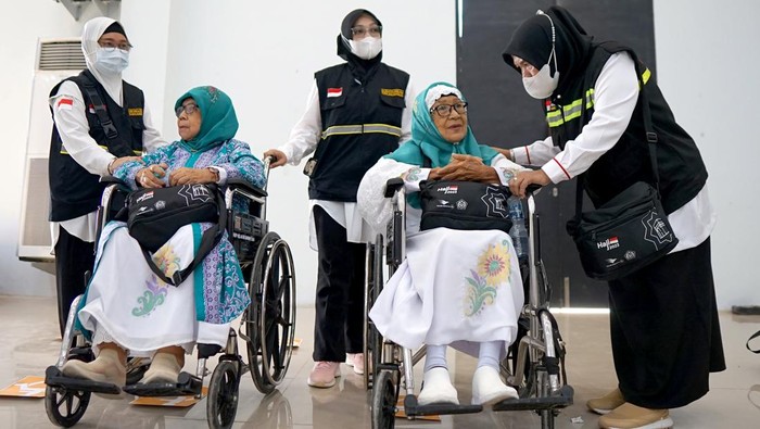 Jamaah calon haji tiba di asrama haji Kota Gorontalo, Gorontalo, Sabtu (10/6/2023). Sebanyak 367 jamaah calon haji asal Kota Gorontalo yang masuk dalam kelompok terbang (kloter) 26 mulai masuk ke asrama haji sebelum berangkat ke Tanah Suci, Mekah. ANTARA FOTO/Adiwinata Solihin/rwa.