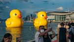 5 Potret Patung Bebek Raksasa di Pelabuhan Hong Kong