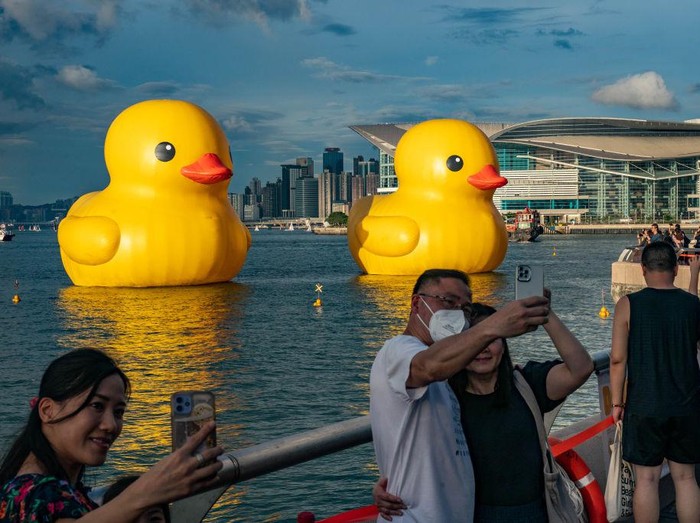 HONG KONG, CHINA - JUNE 09: Giant inflatable rubber duck sculptures are seen in Victoria Harbor on June 09, 2023 in Hong Kong, China. The 18-metre-tall inflatable sculptures are some of the tallest rubber ducks in the world, created by Dutch artist Florentijn Hofman as part of a large-scale public art exhibition DOUBLE DUCKS by Flotentijn Hofman curated by AllRightsReserved. (Photo by Anthony Kwan/Getty Images)