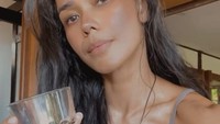 Adinia juga memperlihatkan kalau dirinya suka minum kopi. Ini momennya menikmati kopi hitam saat sarapan. Foto: Instagram @adiniawrst
