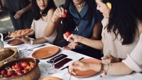 Bersama teman-temannya, Adinia terlihat seru berada di sebuah restoran. Mereka menikmati pastry yang nikmat. Foto: Instagram @adiniawrst