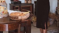 Adinia Wirasti pernah ke Yunani dan berkunjung ke sebuah kafe. Di sana ia berpose cantik dengan roti di atas meja. Foto: Instagram @adiniawrst