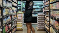 Gaya Adinia Wirasti saat belanja di supermarket tampak keren. Ia berpose di tengah-tengah rak susu. Foto: Instagram @adiniawrst