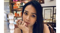 Tak hanya kopi, tapi Adinia juga suka minum teh. Momennya menikmati teh di sebuah restoran terlihat keren. Foto: Instagram @adiniawrst