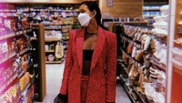 Pemeran film Ada Apa Dengan Cinta ini juga hobi belanja ke supermarket. Ia terlihat membeli keripik kentang rasa truffle. Foto: Instagram @adiniawrst