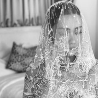 Gaun pengantin dilengkapi atasan crop top lengan panjang yang memberi dimensi pada keseluruhan busana. Ditambah veil bermotif sama menambah kesan dramatis nan romantis. Foto: Instagram