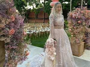 7 Penampilan Cantik Adinia Wirasti Pakai Gaun Pengantin Unik
