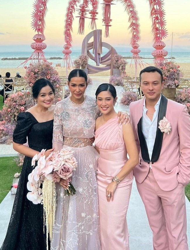 Pernikahan Adinia Wirasti dihadiri geng AADC yakni Dian Sastrowardoyo, Titi Kamal dan Nicholas Saputra.  Foto: Instagram