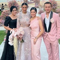 Pernikahan Adinia Wirasti dihadiri geng AADC yakni Dian Sastrowardoyo, Titi Kamal dan Nicholas Saputra.  Foto: Instagram
