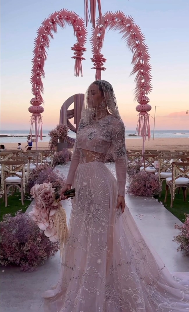 Aksen bordir motif bunga, gugusan bintang dan Mega Mendung membuat gaun yang dikenakannya tak hanya terlihat cantik tapi juga istimewa. Foto: Instagram