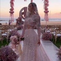 Aksen bordir motif bunga, gugusan bintang dan Mega Mendung membuat gaun yang dikenakannya tak hanya terlihat cantik tapi juga istimewa. Foto: Instagram