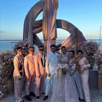 Sang suami, Michael Wahr yang berasal dari Australia, mengenakan setelan jas putih dengan korsase pink dan sepatu pantofel coklat. Foto: Instagram