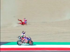 Momen Panas Alex Rins Marah ke Fabio Di Gia yang Tersungkur ke Gravel