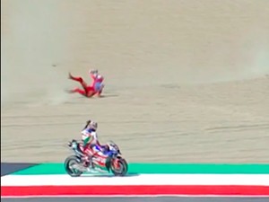 Momen Panas Alex Rins Marah ke Fabio Di Gia yang Tersungkur ke Gravel