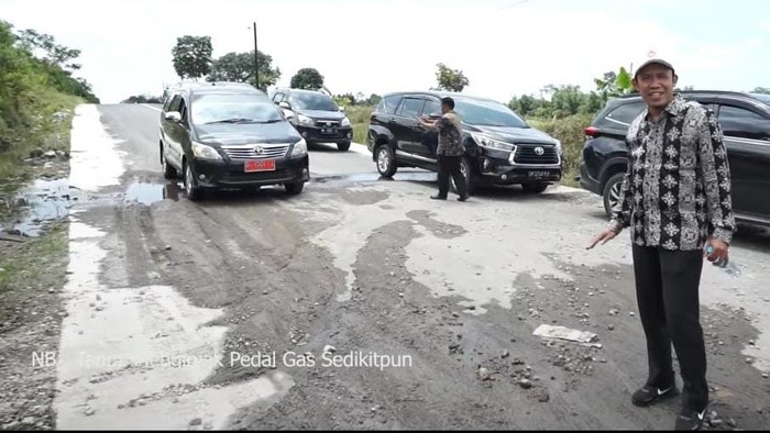Anggota DPRD Sumut Hariyanto membuktikan bukit magnet di Deli Serdang. (Dok Pribadi Hariyanto)