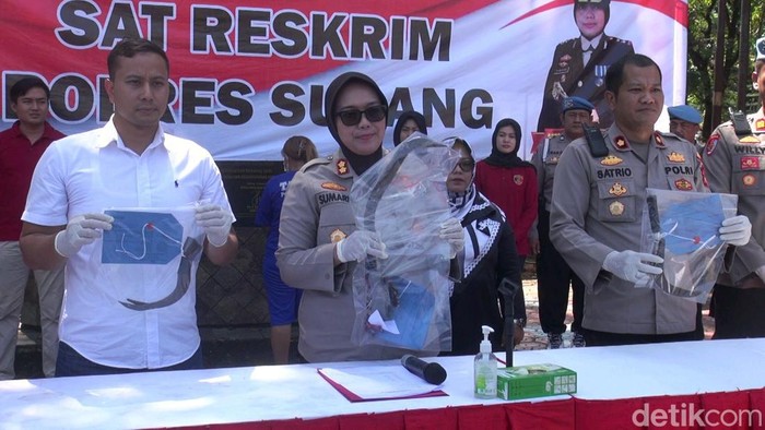 Barang bukti senjata tajam yang dibawa gerombol remaja di Subang.