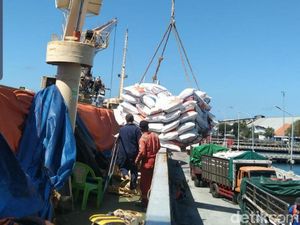 3.987 Ton Beras Impor dari Vietnam Masuk Banyuwangi
