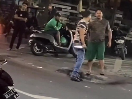 Tangkapan layar WNA membawa pisau di depan orang-orang kawasan Jalan Kayu Aya, Seminyak, Badung, viral di media sosial.