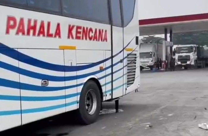 Bus tertahan gegara ada penumpang buang air besar di toilet kendaraan.
