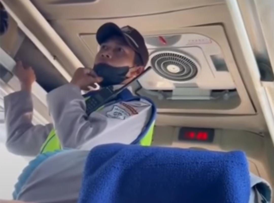 Bus tertahan gegara ada penumpang buang air besar di toilet kendaraan.