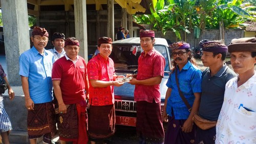 Desa Adat Gelogor, Kecamatan Dawan, Klungkung, mendapat hibah satu unit minibus bekas operasional Pemkab Klungkung.