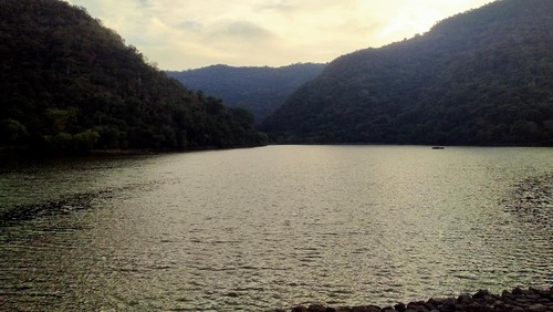 Pemandangan Embung yang dikelilingi oleh gunung.