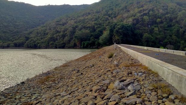 Pemandangan Embung Mumbu yang dikelilingi oleh gunung.