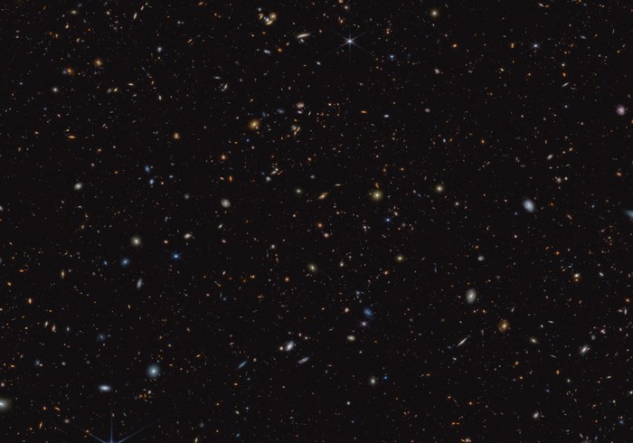 Gambar inframerah dari James Webb Space Telescope (JWST) milik NASA ini diambil untuk program JWST Advanced Deep Extragalactic Survey, atau JADES. Ini menunjukkan sebagian dari area langit yang dikenal sebagai GOODS-South, yang telah dipelajari dengan baik oleh Teleskop Luar Angkasa Hubble dan observatorium lainnya. Lebih dari 45.000 galaksi terlihat di sini.
Kredit: NASA, ESA, CSA, Brant Robertson (UC Santa Cruz), Ben Johnson (CfA), Sandro Tacchella (Cambridge), Marcia Rieke (Universitas Arizona), Daniel Eisenstein (CfA). Pemrosesan gambar: Alyssa Pagan (STScI)