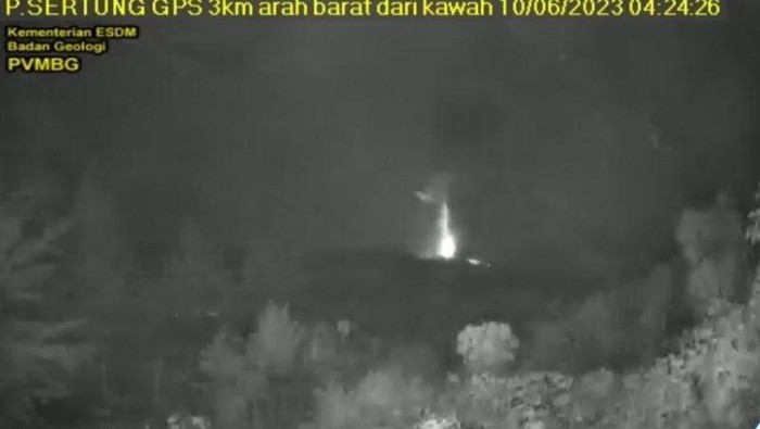 PVMBG merekam aktivitas erupsi berupa semburan abu setinggi tiga kilometer yang keluar dari kawah Gunung Anak Krakatau di Lampung Selatan, Provinsi Lampung, Sabtu
