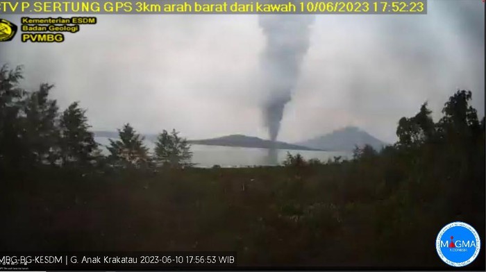 Gunung Anak Krakatau mengalami erupsi, Sabtu (10/6/2023). Semburkan abu setinggi lebih dari 3 km.