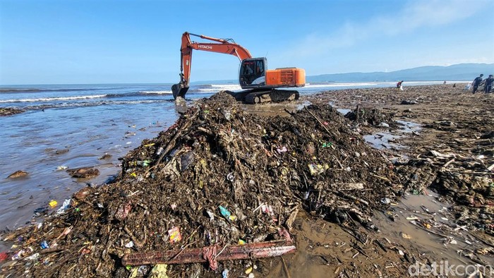 Gunungan sampah di Pantai Talanca Sukabumi yang akan diangkut.
