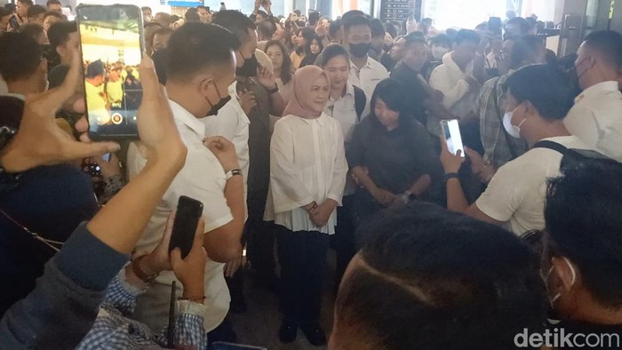 Ibu Negara Iriana Jokowi melayani permintaan berfoto warga usai konser Ari Lasso di Edutorium UMS Solo, Sabtu (10/6/2023).