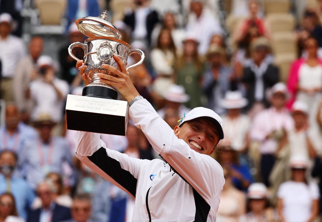 Tenis - Prancis Terbuka - Roland Garros, Paris, Prancis - 10 Juni 2023 Iga Swiatek dari Polandia merayakan dengan trofi setelah memenangkan pertandingan terakhirnya melawan Karolina Muchova dari Republik Ceko REUTERS/Kai Pfaffenbach