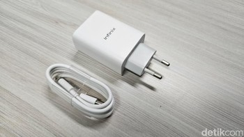 Dalam paket pembelian masih disertakan kabel dan charger adaptor 33W. Foto: Adi Fida Rahman/detikINET
