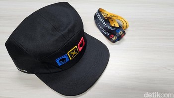 Infinix memberikan topi dan lanyard bernuansa Free Fire. Foto: Adi Fida Rahman/detikINET