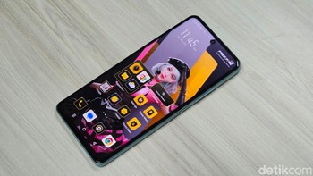 Infinix Hot 30 mengusung layar 6,78 inch dengan resolusi Full HD+ dan tingkat kecerahan 600 nit. Ada dukungan refresh rate 90 Hz memberikan pengalaman smooth saat menggulir layar dan kecepatan touch sampling 270Hz. Foto: Adi Fida Rahman/detikINET