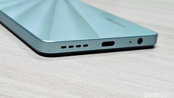 Infinix Hot 30 disokong baterai 5.000 mAh yang dapat mendukung aktivitas pengguna selama seharian. HP ini diberikan teknologi 33W Fast Charging yang diklaim kinerja pengisiannya 2 kali lebih cepat dari generasi sebelumnya dan memungkinkan ponsel mengisi daya hingga 55% hanya dalam 30 menit. Foto: Adi Fida Rahman/detikINET
