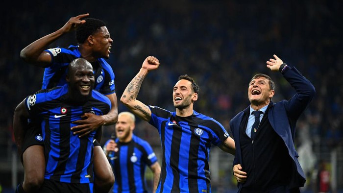 MILAN, ITALY - MAY 16: Romelu Lukaku of FC Internazionale, Denzel Dumfries of FC Internazionale, Hakan Calhanoglu of FC Internazionale and JAvier Zanetti celebrate after winning the UEFA Champions League semi final leg 2 football match between FC Internazionale and AC Milan at San Siro stadium in Milan, Italy on May 16, 2023. (Photo by Piero Cruciatti/Anadolu Agency via Getty Images)