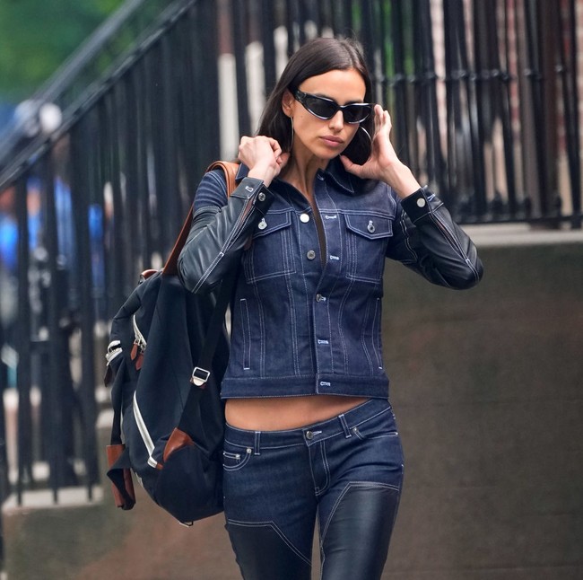 Bak fashion show, Irina Shayk tampil stylish dan seksi saat menjemput putrinya Lea dari sekolah. Foto: GC Images/Gotham