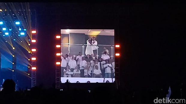 Kaesang dan istrinya, Erina Gudono antusias nonton konser Ari Lasso di Solo, Sabtu (10/6/2023).