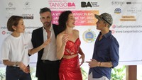 Ketua pelaksana a week Tango in Bali Ratih Soe Kosasie (dari kiri), Penari Tango Asal Argentina Virginia Vasconi, Juan Cupini dan Desainer Kiki Adam berbincang seusai memberikan keterangan pers jelang perhelatan a week Tango in Bali di Jakarta, Sabtu (10/6/2023).