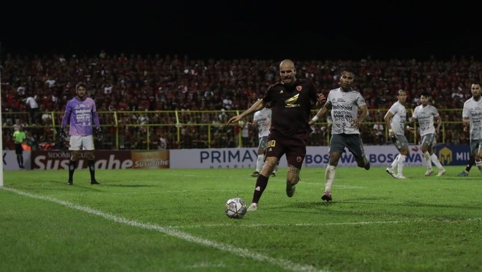 Kapten PSM Makassar Wiljan Pluim saat menghadapi Bali United di Stadion Gelora BJ Habibie Parepare.
