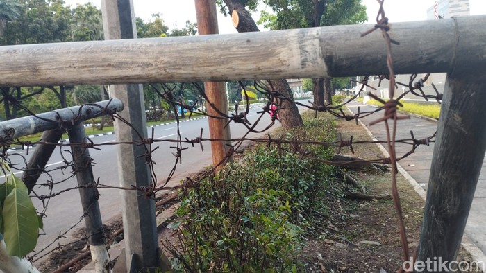 Kawat berduri yang selama ini bertahan sedekade menutup trotoar depan Kedubes AS, akhirnya enyah juga dari jalur pedestrian. 10 Juni 2023. (Brigitta Belia Permata Sari/detikcom)