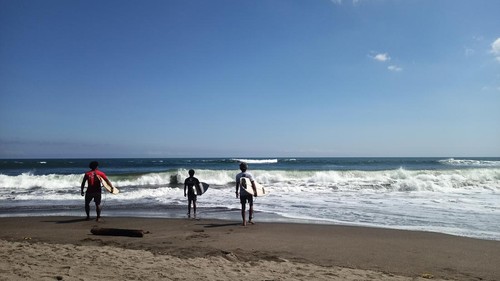 Sebanyak 52 surfer beraksi di Kedungu Beach Festival, Sabtu (10/6/2023). Festival ini sekaligus untuk mengenalkan Pantai Kedungu sebagai spot surfing.