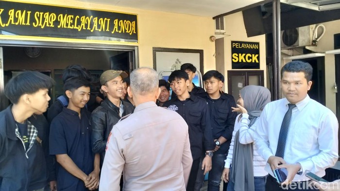 Keluarga korban pembunuhan Bintang Rizky Ramadhan saat mendatangi Polsek Lengkong