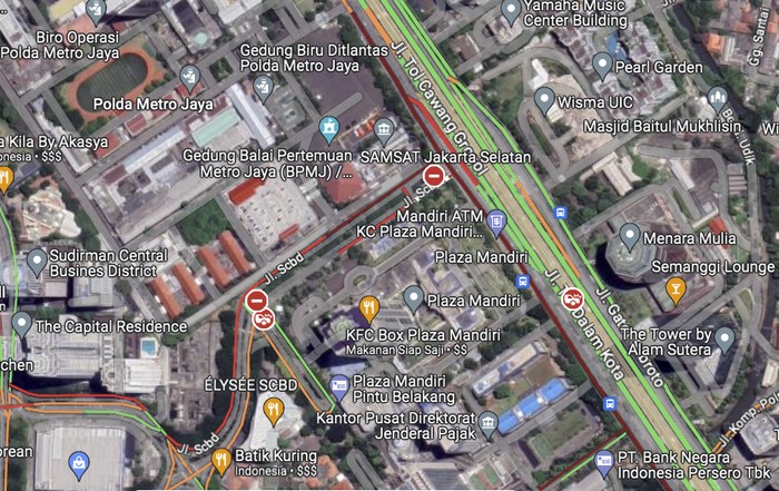 Kemacetan jelang tengah malam di depan Markas Polda Metro Jaya, Jumat (9/6/2023).